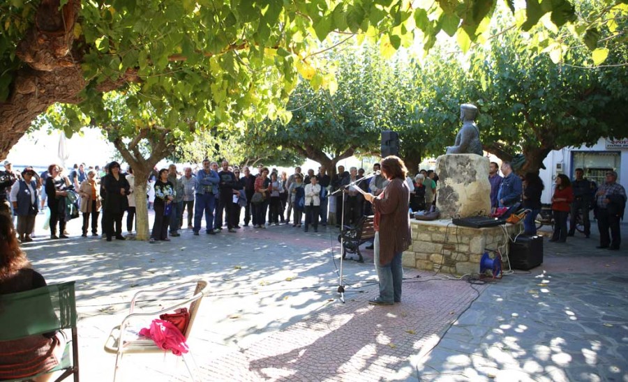 Η Πρόεδρος του Εργατικού Κέντρου Σάμου Βάσω Βρυνιώτη στην κεντρική ομιλία της απεργιακής συγκέντρωσης.