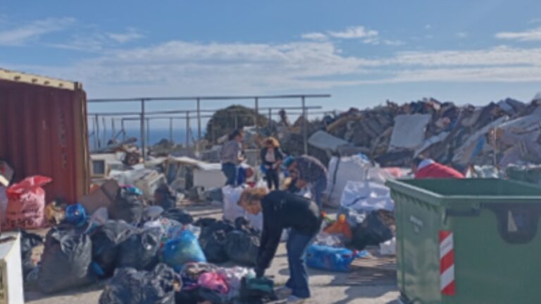 Εθελοντική δράση εκπαιδευτικών και γονέων για ταξινόμηση συγκεντρωμένων ειδών ένδυσης